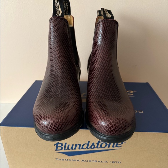 Blundstone Embossed Leather Boot. 2166. Dress boot. Elastic sided. Size: 7, 8, 9 - Picture 4 of 14